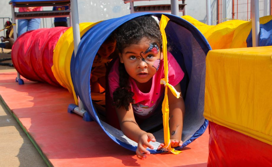 Para animar ainda mais a festa, haverá apresentações de palhaços para todas as idades.