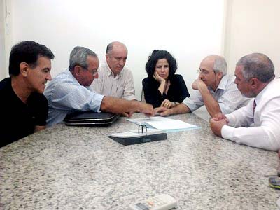 Teixeira (esq.), Miro, Sávio, Márcia Moura, Meneguzzo e Totó na reunião -