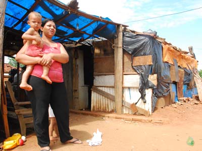 A vizinha que mora no barraco ao lado informou que só houve uma ceia de sexta para sábado devido a ajuda de anônimos - A vizinha que mora no barraco ao lado informou que só houve uma ceia de sexta para sábado devido a ajuda de anônimos -