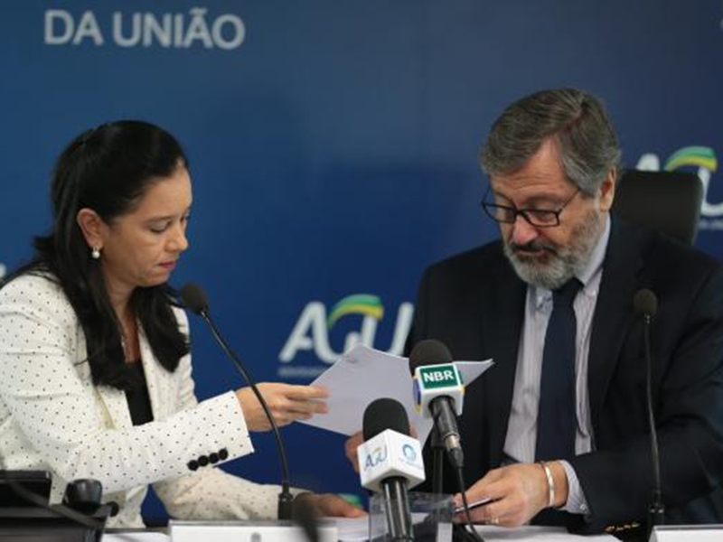 Advogada-geral da União, ministra Grace Fernandes Mendonça, e o ministro da CGU Torquato Jardim, falam sobre os acordos de leniência  - Marcello Casal Jr/Agência Brasil