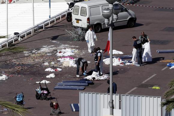 Policiais recolhem documentos e objetos das vítimas, pela manhã, em Nice - Agência Lusa