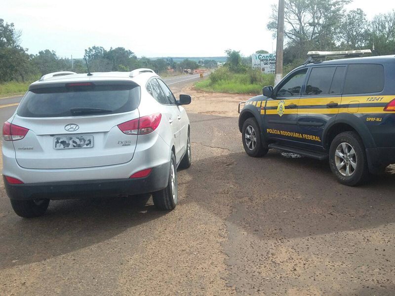 Carro é produto de roubo registrado em março deste ano - Divulgação PRF