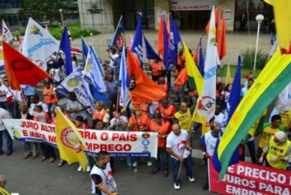Representantes da Força Sindical protestam, em frente à sede do Banco Central na Avenida Paulista, contra os juros altos - Rovena Rosa/Agência Brasil