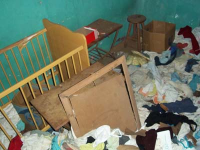 A casa onde a criança vivia parecia um chiqueiro - A casa onde a criança vivia parecia um chiqueiro -