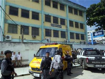 O governo do Rio de Janeiro informou que havia aproximadamente 400 alunos na escola no momento do atentado - O governo do Rio de Janeiro informou que havia aproximadamente 400 alunos na escola no momento do atentado -