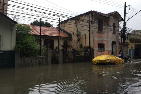  A cidade de São Paulo está em estado de atenção para alagamentos. Na foto, a Rua Tenente Gomes, na Liberdade - Imagem Paulo Pinto/Fotos Públicas