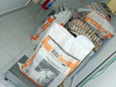 A droga estava escondida dentro dos pneus de um trator na carroceria de um caminhão - A droga estava escondida dentro dos pneus de um trator na carroceria de um caminhão -
