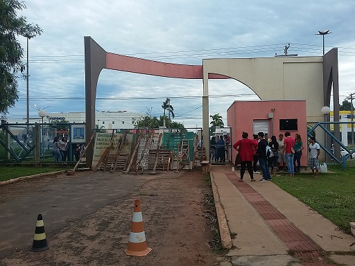 Alunos fecharam entrada do portão do campus 2 com pedaços de pau - Valdecir Cremon/JPNews