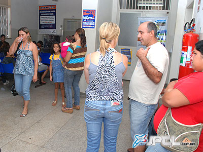 Na manhã de ontem (11) cerca de 100 pessoas esperavam por atendimento -