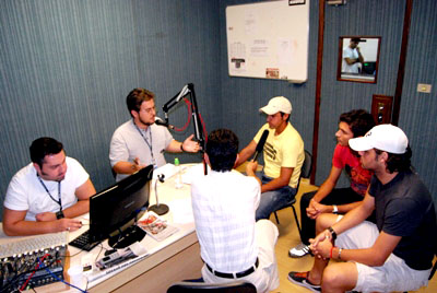 Os jogadores Hector (amarelo), Marcos Paulo (vermelho) e Rafael (preto) durante entrevista no ESPORTE EM AÇÃO -