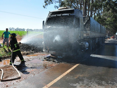 Bombeiros extinguiram fogo antes que chegasse a tanque de combustível -