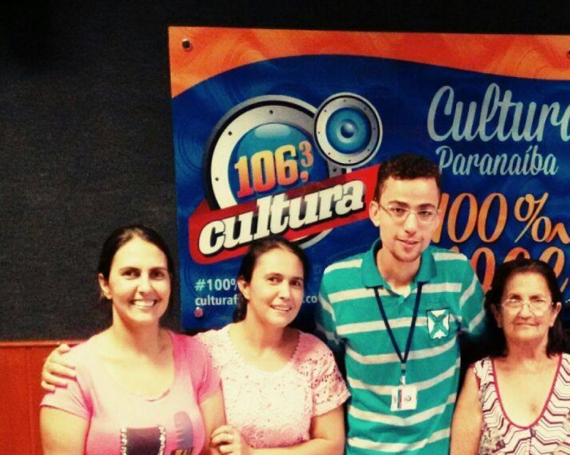 Ganhadora Juliana e familiares junto com o locutor Alex Santos nos estúdios da Cultura FM - Leonardo Guimarães/JPNews