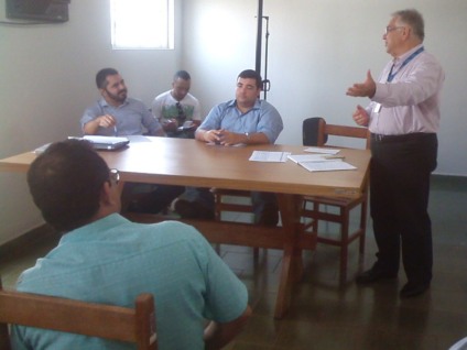 A reunião ocorreu na sede da OAB da cidade, por iniciativa do Procon, após reclamações de usuários  - Talita Matsushita/JP