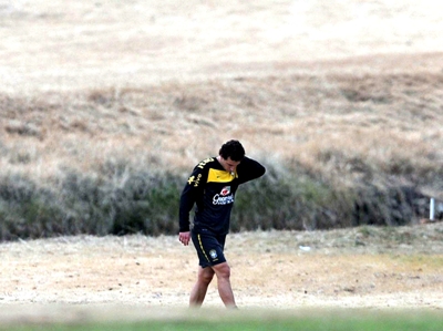 Elano no momento em que sentiu novamente a contusão e deixou o treino -