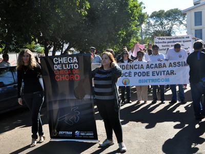 População e autoridades do município participaram da passeata -
