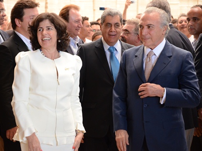 Prefeita ao lado do presidente em exercício, Michel Temer e do governador André Puccinelli -