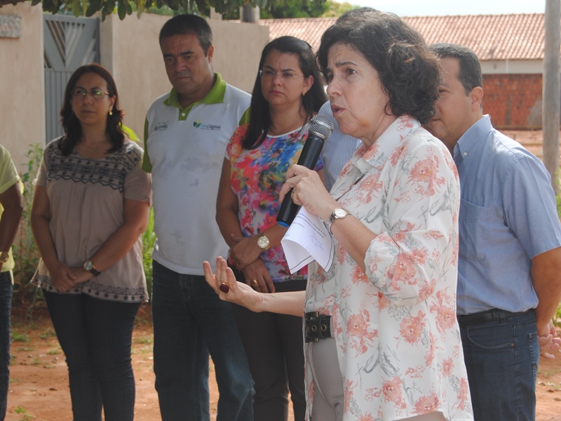 Prefeita inaugurou na manhã de ontem pavimentação da rua  Dr. José Halmicar Congro Bastos  - Elias Dias