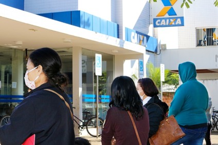 Podem sacar trabalhadores nascidos em julho que não têm conta na Caixa e Banco do Brasil - Arquivo/JP