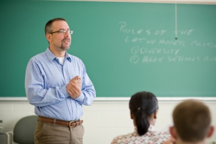 Professor com formação de ensino médio no início de carreira vai receber um salário de R$3.151,68 para lecionar por 40 horas semanais na Rede Estadual  - Ilustração 