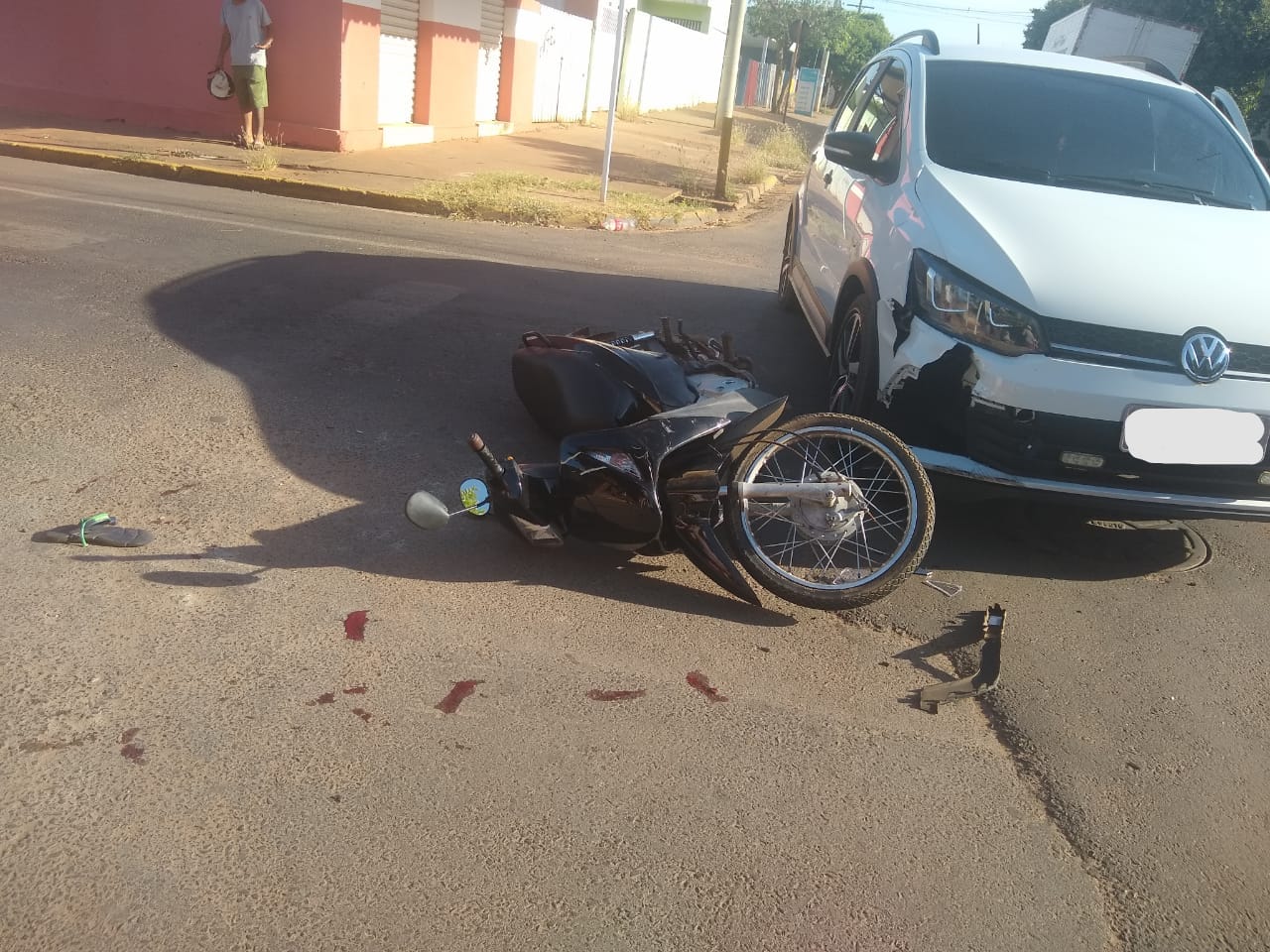 Menores em moto atravessam preferencial sem respeitar placa de pare, causam acidente e um acaba socorrido pelo Samu - Alfredo Neto/JPNews