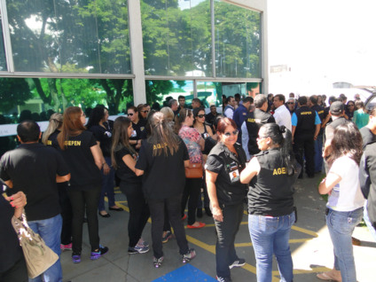 Agentes penitenciários protestaram em frente ao prédio da Agepen - Divulgação