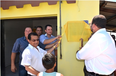 Autoridades fazem o descerramento da placa inaugural dos Correios em São João do Aporé -