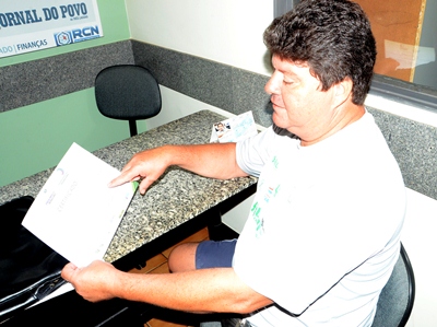 Reynaldo mostra o certificado de conclusão do Curso de Formação de Treinadores -