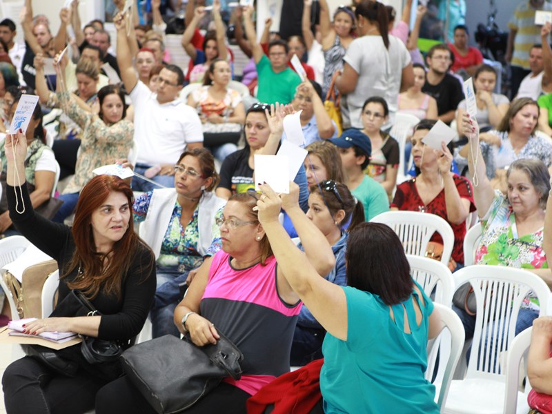 Professores se reuniram ontem para votar proposta apresentada pelo governo - Elias Dias