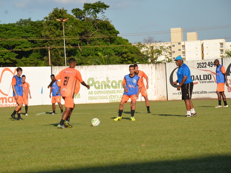 Marçal treinou com os jogadores durante a semana, visando a partida de amanhã, em casa - Claudio Pereira/TVC