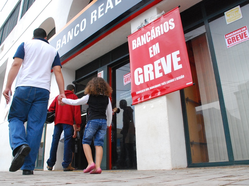 Com greve marcada para começar nesta terça-feira, 6, consumidores devem ficar atento ao pagamento de faturas, boletos bancários e outros tipos de cobrança - Arquivo/JP