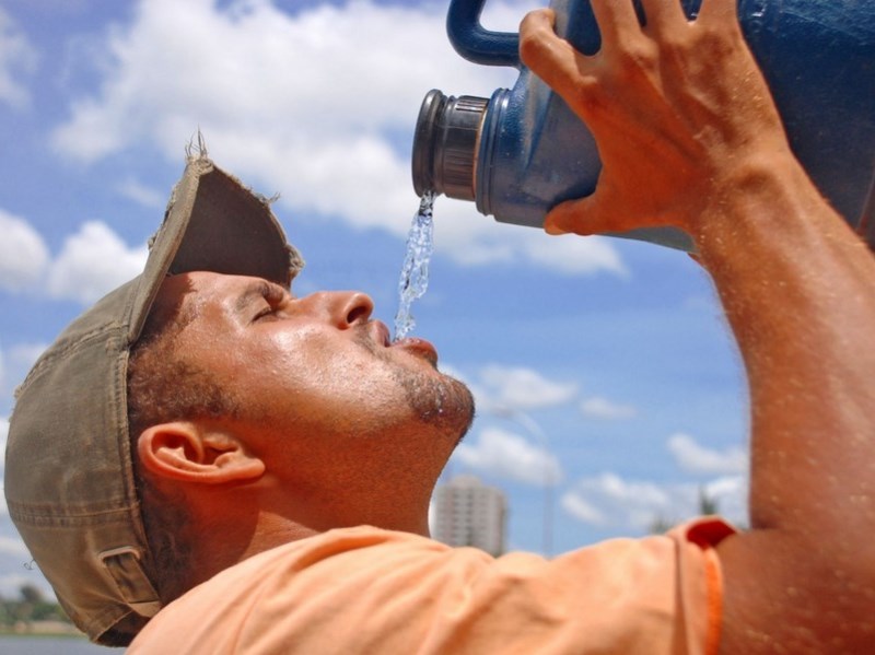 Em dias de calor e baixa umidade a dica é consumir bastante água - Arquivo/JP