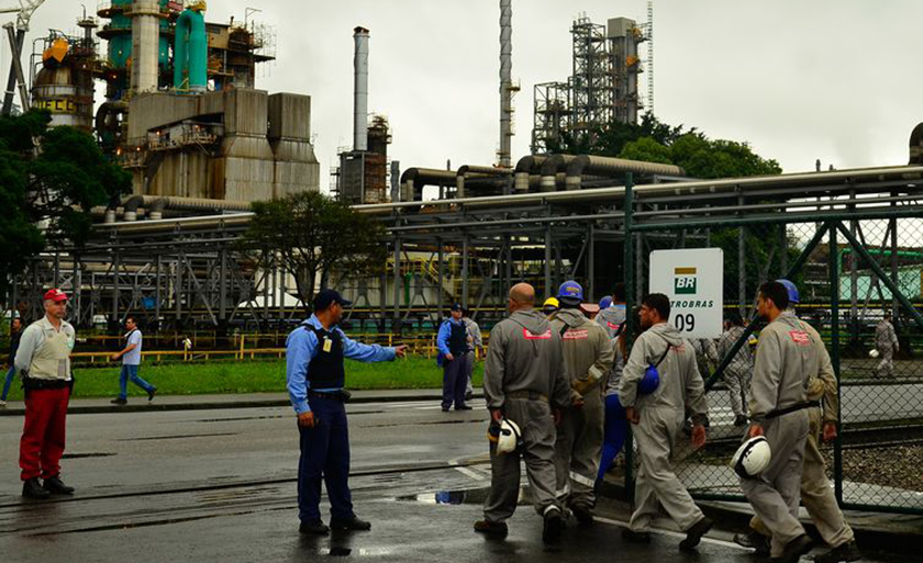 A partir desta quinta-feira, litro da gasolina custará R$ 2,2294 nas refinarias, dois centavos a mais do que os R$ 2,2069 cobrados desde 5 de setembro - Arquivo/Rovena Rosa/Agência Brasil