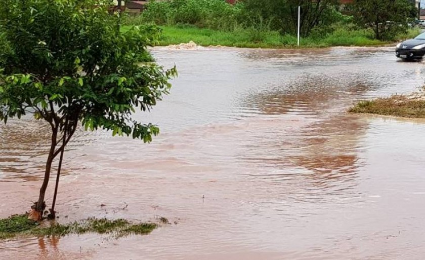 Chuvas deste domingo deixaram moradores de diversos bairros de Três Lagoas “ilhados - Reprodução/Facebook