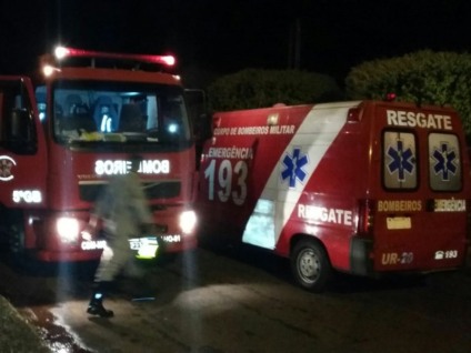 Bombeiros foram chamados para tentar apagar o fogo ateado em colchões por internos da unidade - Claudio Junior/TVC