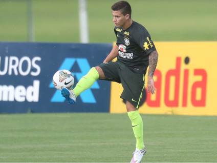 Otávio sentiu uma fisgada. - CBF