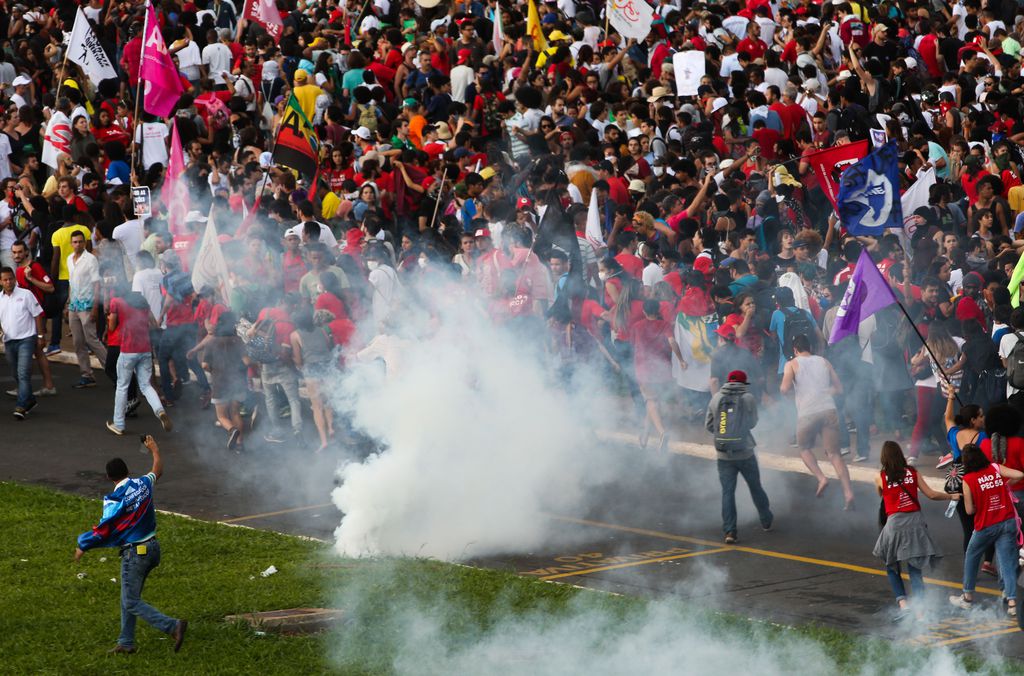 Manifestantes entram em confronto com a polícia na Esplanada dos Ministérios - Wilson Dias/Agência Brasil Manifestantes entram em confronto com a polícia na Esplanada dos Ministérios - Wilson Dias/Agência Brasil