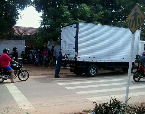 Caminhão foi flagrado sobre faixa de pedestre em frente à escola - Reprodução