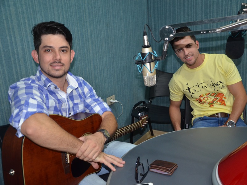 Dupla sertaneja se apresentou ao vivo durante a programação da rádio Cultura FM - Claudio Pereira/JP