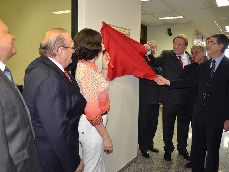 Autoridades descerram placa de aço que registra a instalação da unidade no Fórum de Três Lagoas - Claudio Pereira/JP