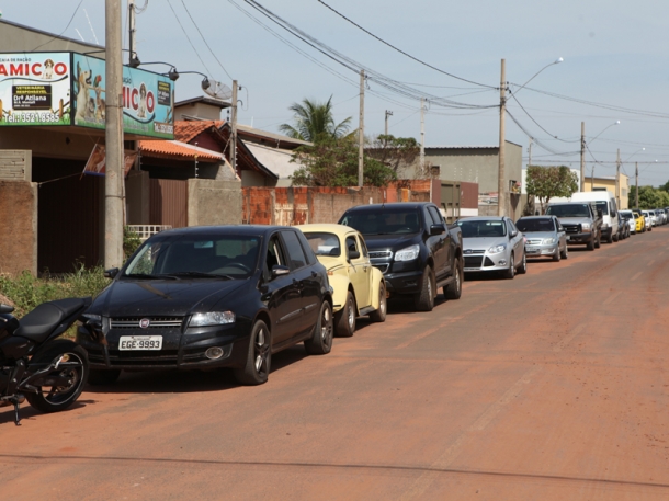 Em Três Lagoas, exigência de vistoria acarretou em filas enormes de veículos em frente ao Detran  - Arquivo/JP