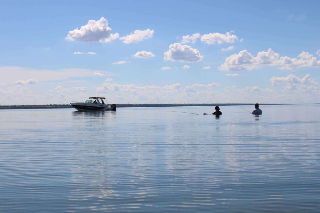 Rio Paraná, que faz a divisa entre Três Lagoas (MS) e o estado de São Paulo, é ponto de lazer e de pesca na região. - Hugo Leal/ JPNEWS