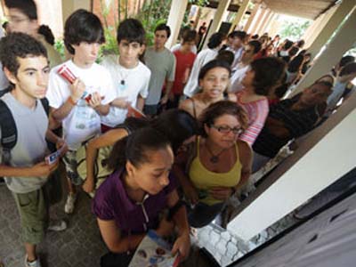 Estudantes conferem lista de aprovados no último vestibular da Fuvest -