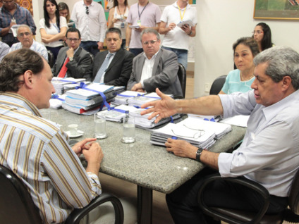 André Puccinelli entrega relatório à interlocutores do novo governo - Divulgação