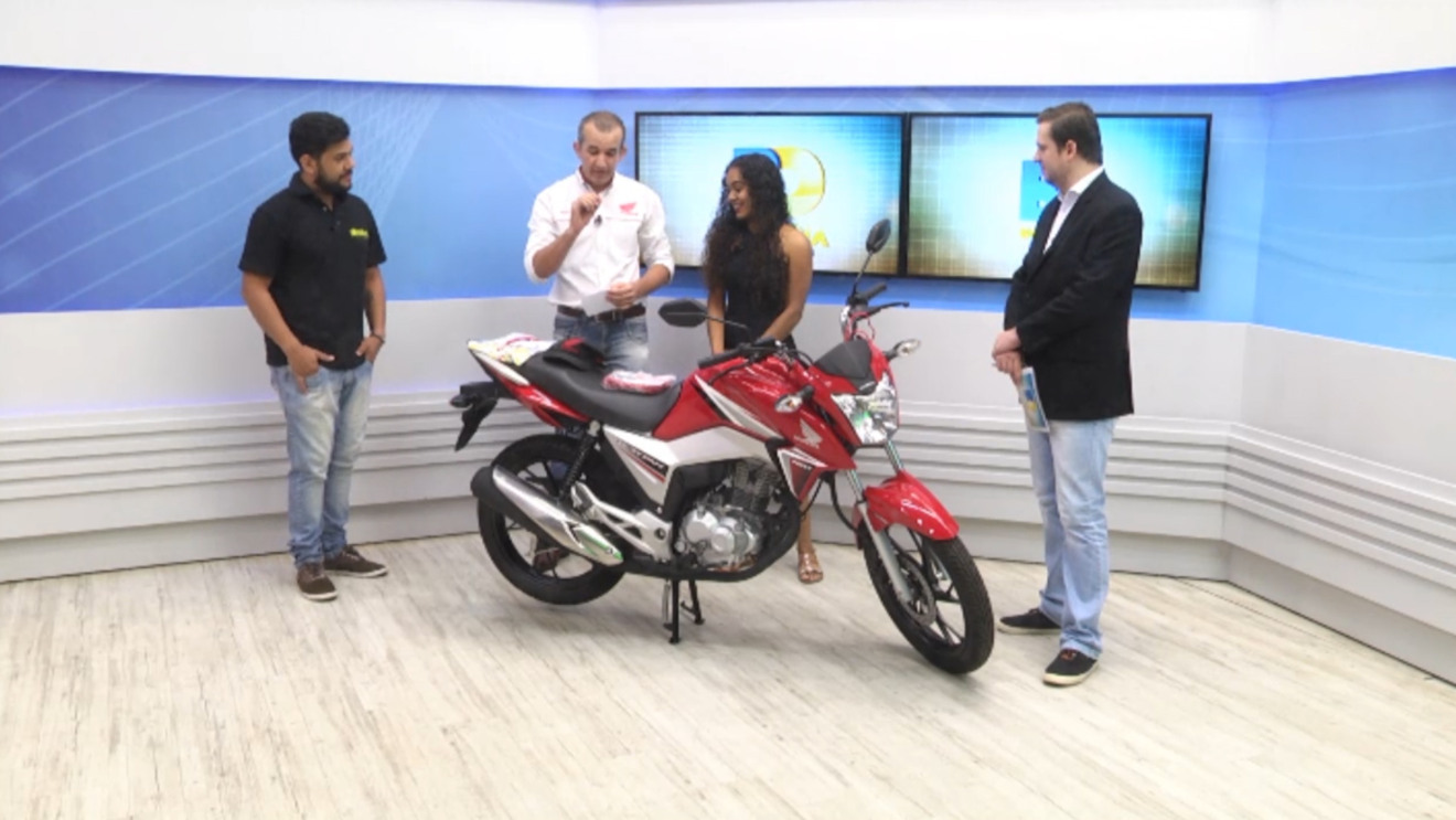 Lorena recebe prêmio durante programa ao vivo. - Reprodução/ TVC