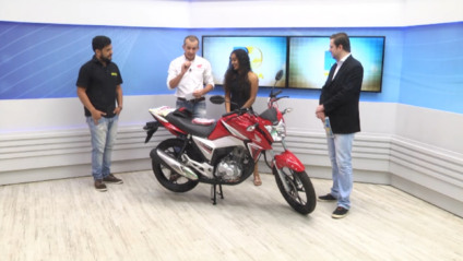 Lorena recebe prêmio durante programa ao vivo. - Reprodução/ TVC