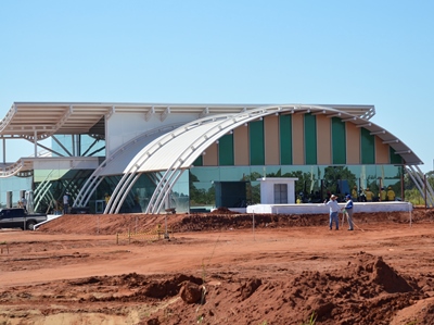 Funcionários dão os últimos retoques para entregar obra do receptivo -