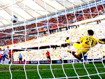 Goleiro japonês tocou na bola, mas não evitou o gol holandês -