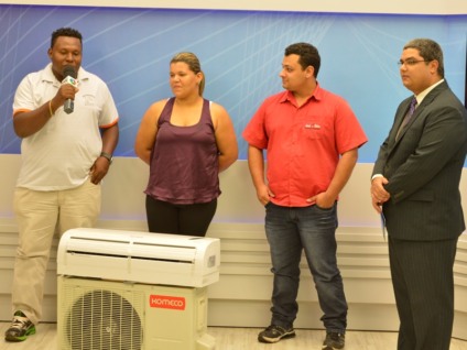 Entrega aconteceu ao vivo, durante a apresentação do jornal TVC Agora - Leandro Elias/JP