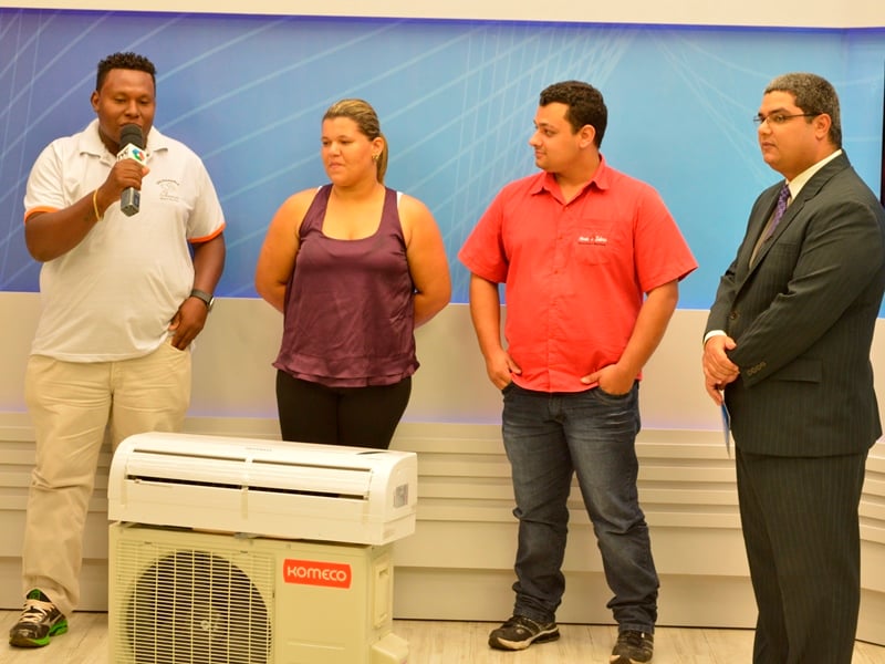 Entrega aconteceu ao vivo, durante a apresentação do jornal TVC Agora - Leandro Elias/JP