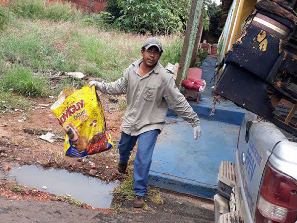 Diante disso foram feitas todas as orientações necessárias para que a população mantenha os terrenos e quintais limpos - Divulgação/Prefeitura